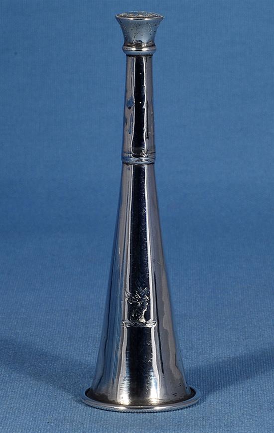 A Victorian novelty silver hunting horn pepperette, Height: 122mm Weight: 1.3oz/42grms